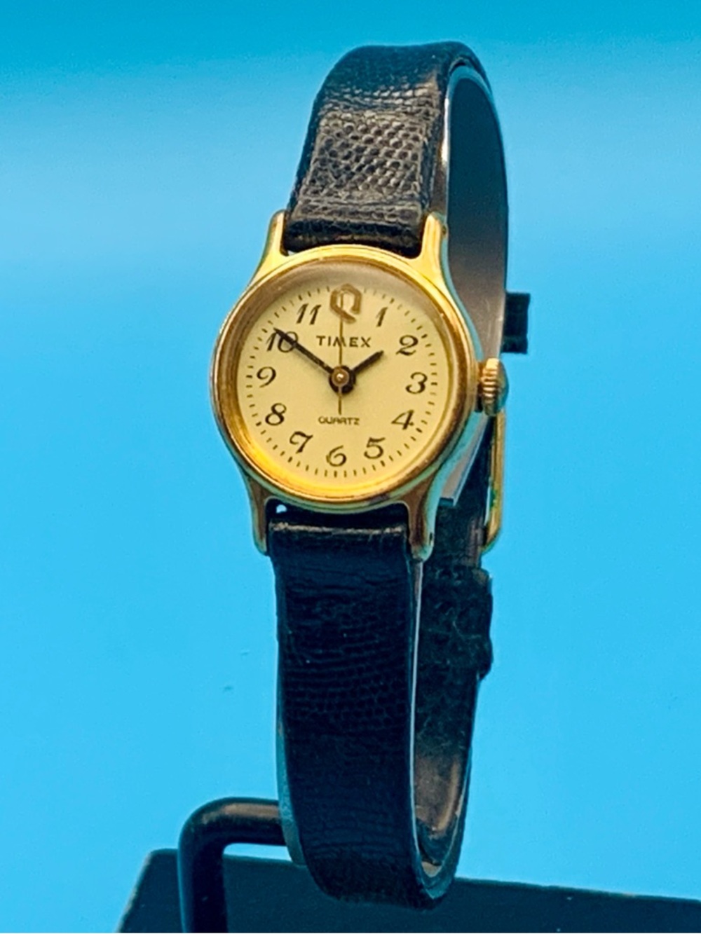 TIMEX Q Women’s Vintage Pre-1985 Quartz Wristwatch Leather Strap Works New Batt
